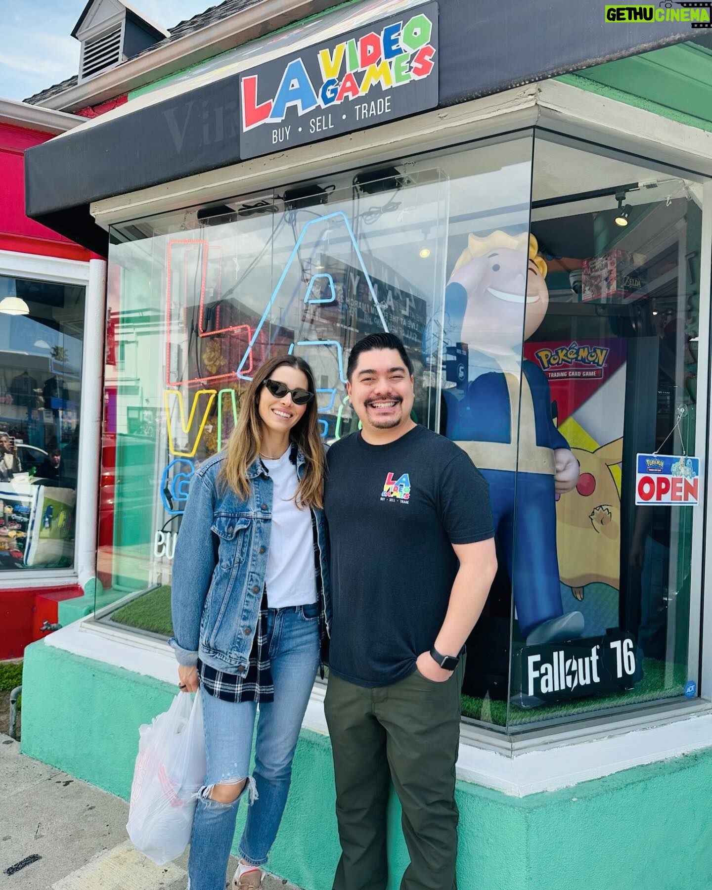 Jessica Biel Instagram - Shoutout to Romeo at @lavideogames_ca for hooking it up and bringing me back to my youth! 🎮👾 Who wants to game?!