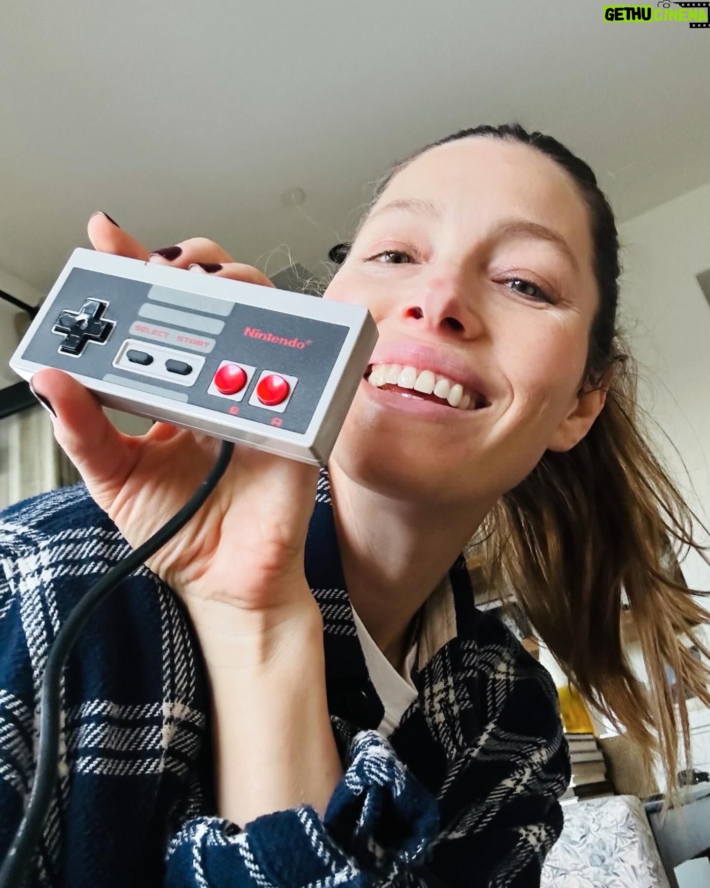 Jessica Biel Instagram - Shoutout to Romeo at @lavideogames_ca for hooking it up and bringing me back to my youth! 🎮👾 Who wants to game?!