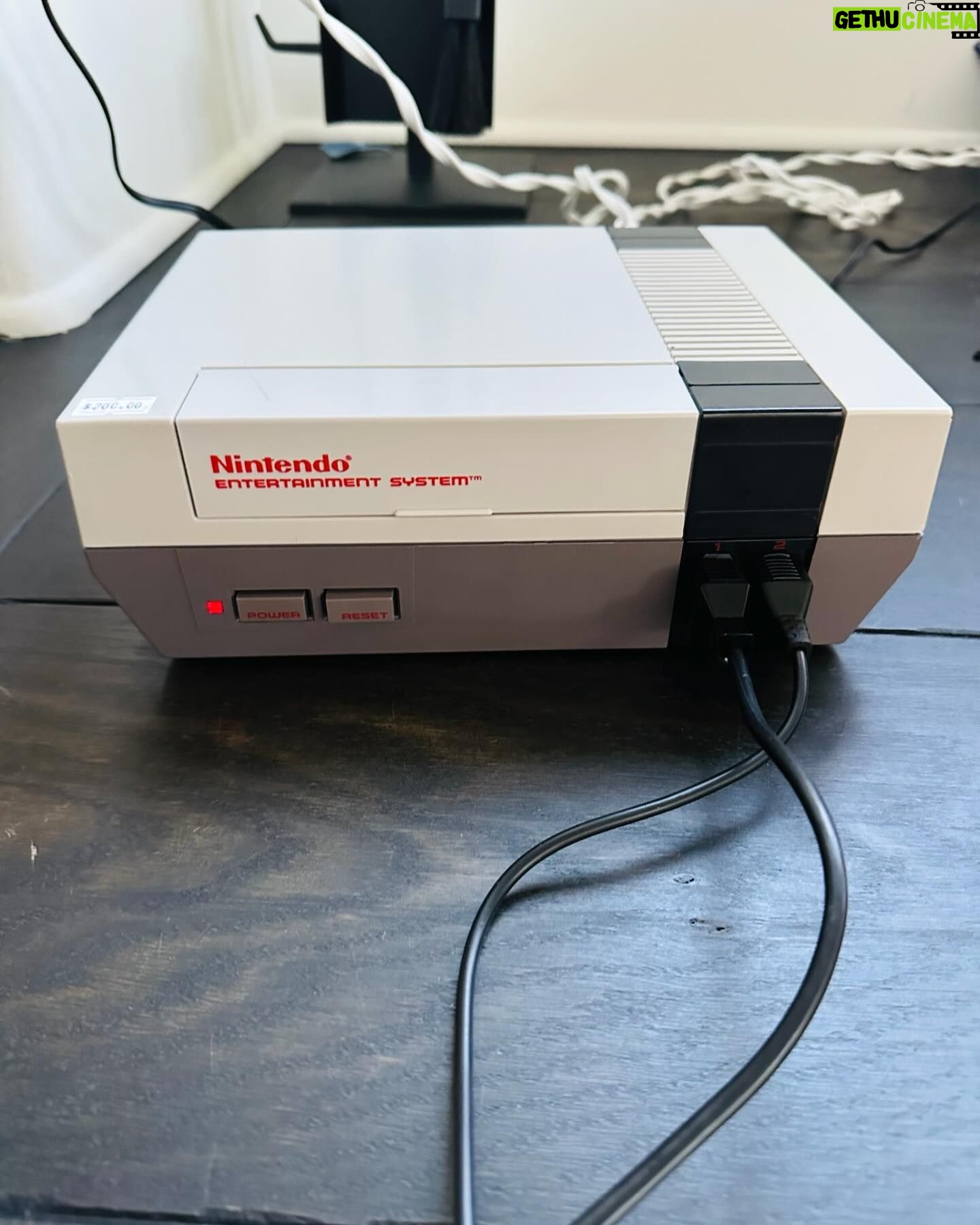 Jessica Biel Instagram - Shoutout to Romeo at @lavideogames_ca for hooking it up and bringing me back to my youth! 🎮👾 Who wants to game?!