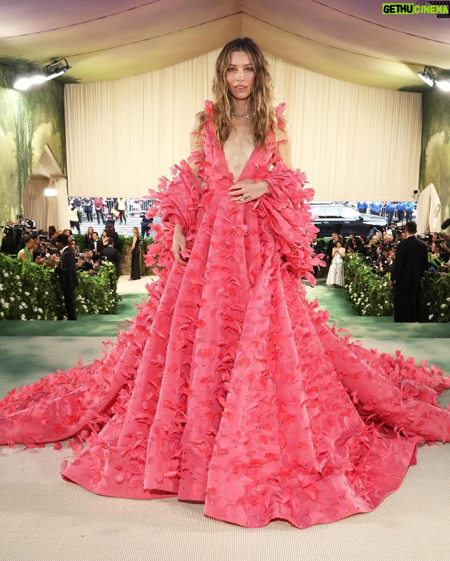 Jessica Biel Instagram - The garden party of my dreams πΈπ Honored is an understatement, thank you @cartier and @tamararalph π©·