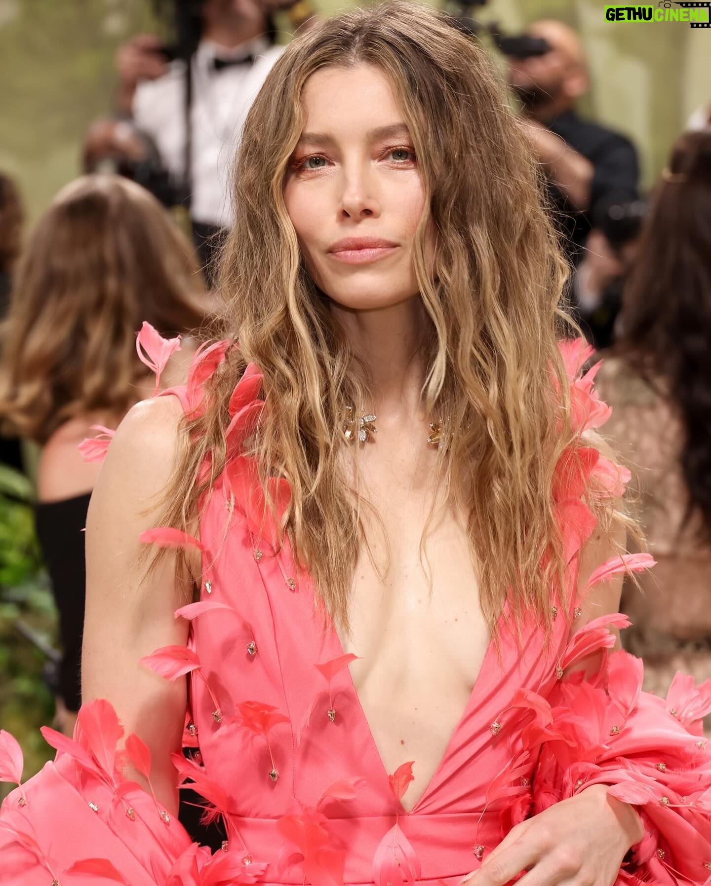 Jessica Biel Instagram - The garden party of my dreams πΈπ Honored is an understatement, thank you @cartier and @tamararalph π©·