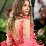 Jessica Biel Instagram - The garden party of my dreams 🌸💭 Honored is an understatement, thank you @cartier and @tamararalph 🩷