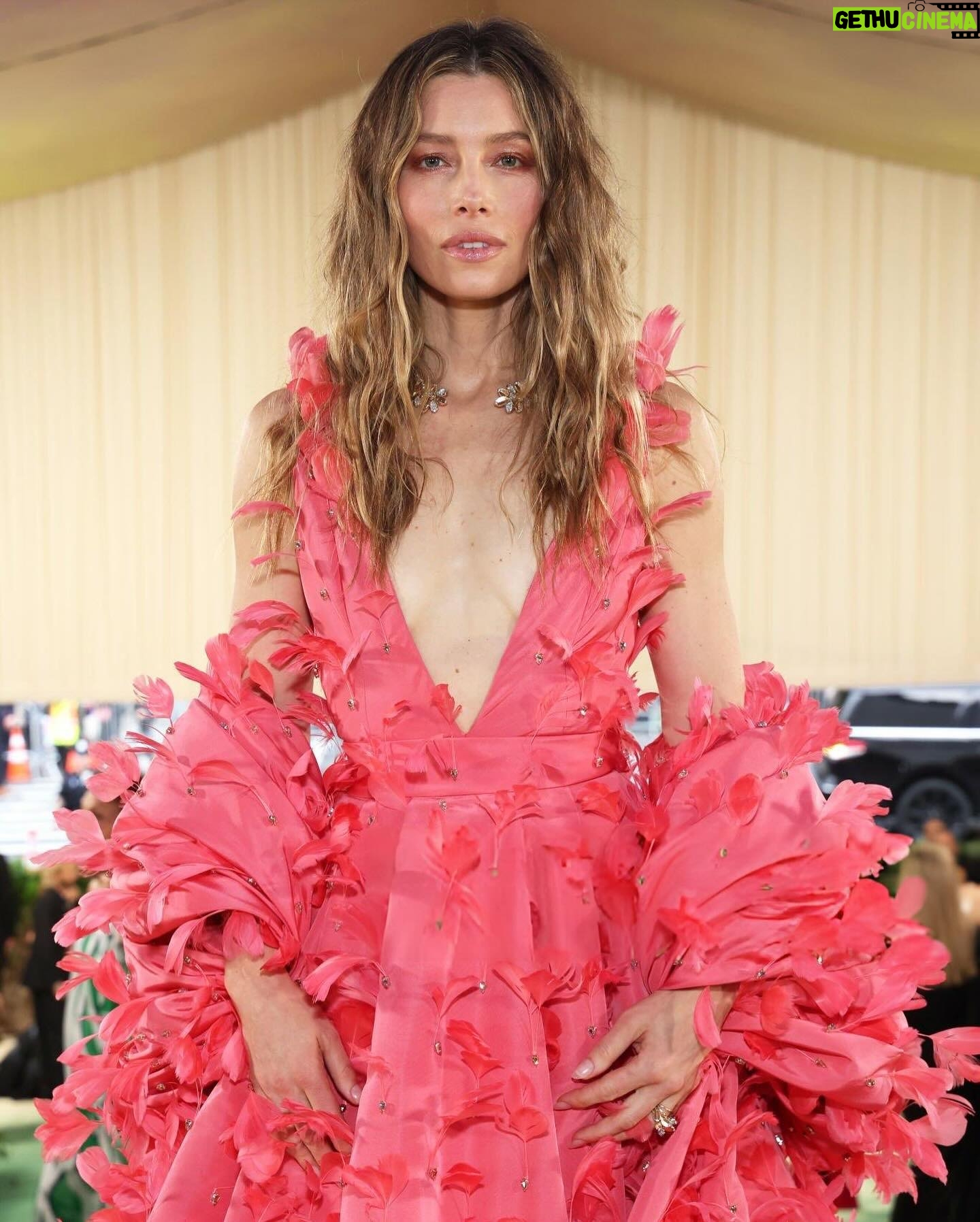 Jessica Biel Instagram - The garden party of my dreams πΈπ Honored is an understatement, thank you @cartier and @tamararalph π©·