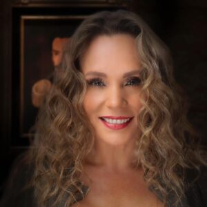 Jessica Coch Instagram - Diana, emocionada por este personaje, un reto más. 

Ella, es leal, honesta, trabajadora ,simpática. 🍰🍩

Será mejor amiga de Beatriz ( Marlene)  y será su cómplice.💕😈🕯️🙊💅🏻