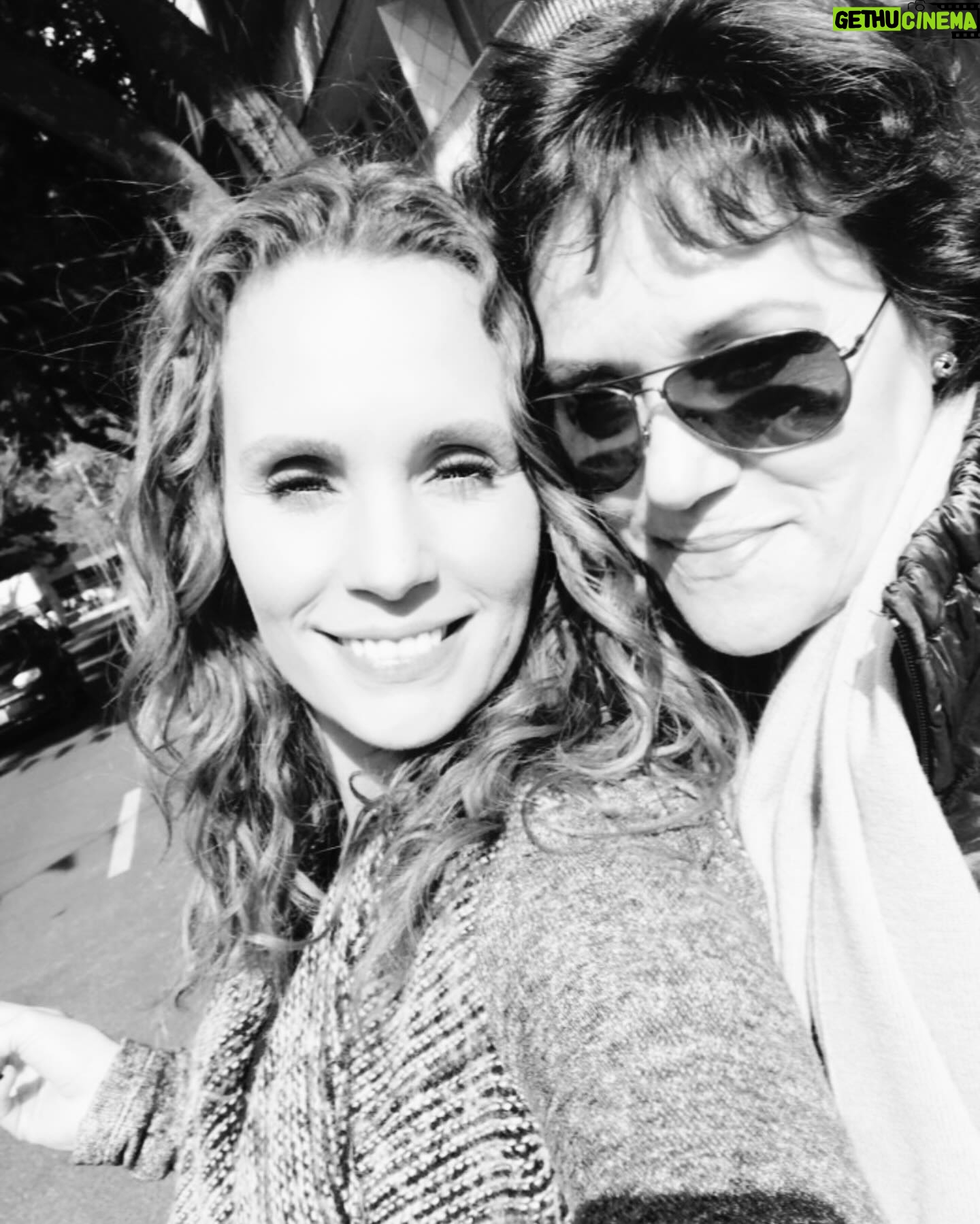 Jessica Coch Instagram - ¡Feliz día, Mami! 😍 Eres mi vida entera, te admiro como no tienes idea. Gracias por todo el amor que nos das y que das a los que te rodean. Estoy muy orgullosa de ser tu hija. Eres una gurrrera. Te amo incondicionalmente, tu manzanita 🍎