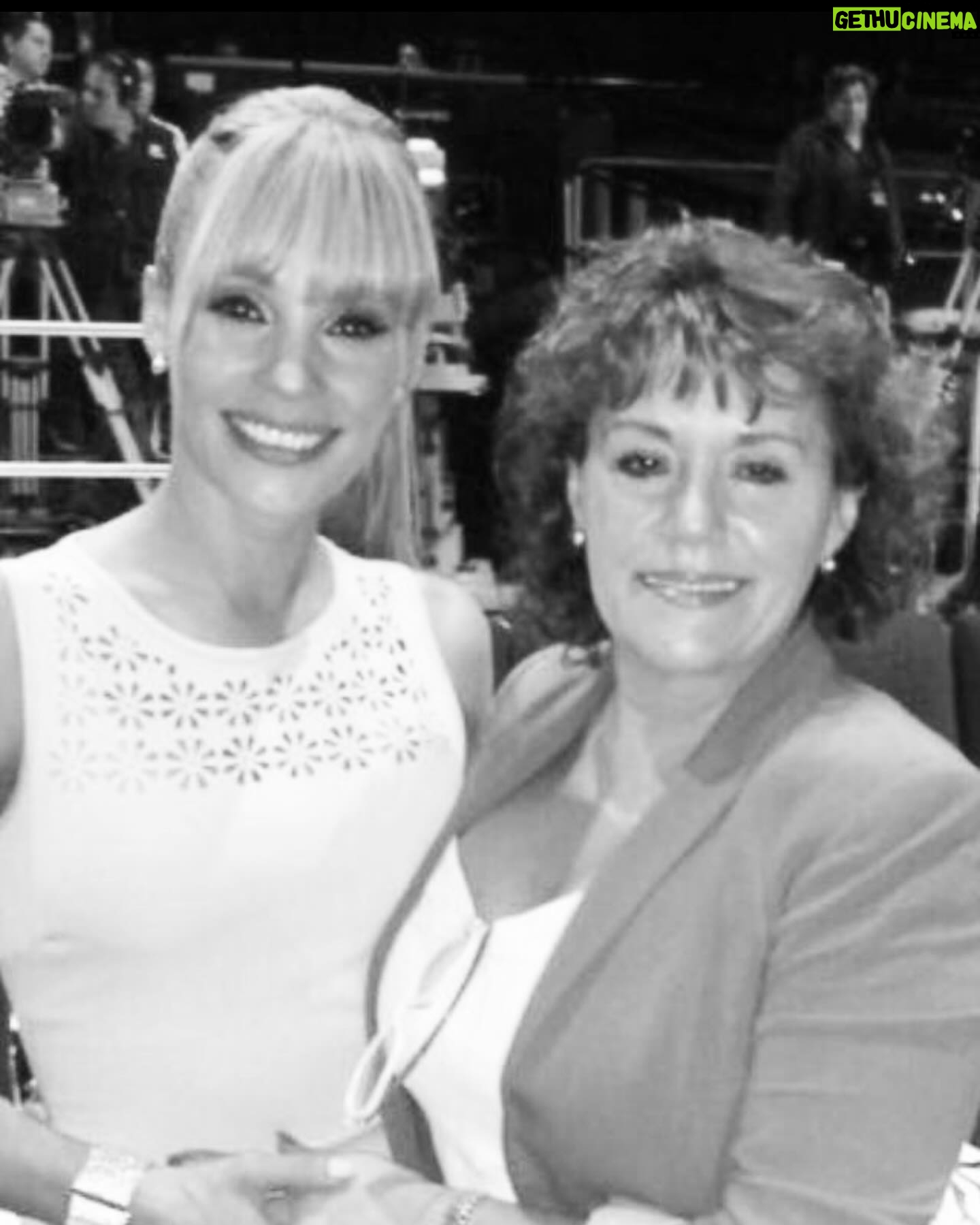 Jessica Coch Instagram - ¡Feliz día, Mami! 😍 Eres mi vida entera, te admiro como no tienes idea. Gracias por todo el amor que nos das y que das a los que te rodean. Estoy muy orgullosa de ser tu hija. Eres una gurrrera. Te amo incondicionalmente, tu manzanita 🍎