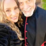 Jessica Coch Instagram - ¡Qué bonito equipo! @elmaleficioof 💕 Amé a Diana. 🙂 Diana, trató de meterse en la organización. 🕯️🐍 Gracias, Marlene por la vibra linda siempre tqm 👰🏻‍♀️☺️ #BeayDiana Gallina la primera juntos .🐓💜🤣 Chantal una más … saldrá? 🙏🏻😜 Qué lindo trabajar por primera vez con mi, Eugenio Cobo.🙏🏻😘 Gracias a todos los chavos , que buen team hicieron. 🤩 Gracias , Güero por regalarme a Diana 🤓 Diana de metiche 👰🏻‍♀️🤵🏻‍♂️😘🤣 Y el video final, a Diana se le hizo beso con Enrique de Martino después de todo lo que lo apoyó., su recompensa 🤵🏻‍♂️😅😂💕🙊 Gracias por el video @oscarnoguerac 🙊🙂