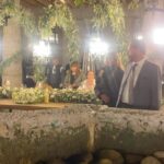 Jessica Coch Instagram - ¡Qué bonito equipo! @elmaleficioof 💕 Amé a Diana. 🙂 Diana, trató de meterse en la organización. 🕯️🐍 Gracias, Marlene por la vibra linda siempre tqm 👰🏻‍♀️☺️ #BeayDiana Gallina la primera juntos .🐓💜🤣 Chantal una más … saldrá? 🙏🏻😜 Qué lindo trabajar por primera vez con mi, Eugenio Cobo.🙏🏻😘 Gracias a todos los chavos , que buen team hicieron. 🤩 Gracias , Güero por regalarme a Diana 🤓 Diana de metiche 👰🏻‍♀️🤵🏻‍♂️😘🤣 Y el video final, a Diana se le hizo beso con Enrique de Martino después de todo lo que lo apoyó., su recompensa 🤵🏻‍♂️😅😂💕🙊 Gracias por el video @oscarnoguerac 🙊🙂