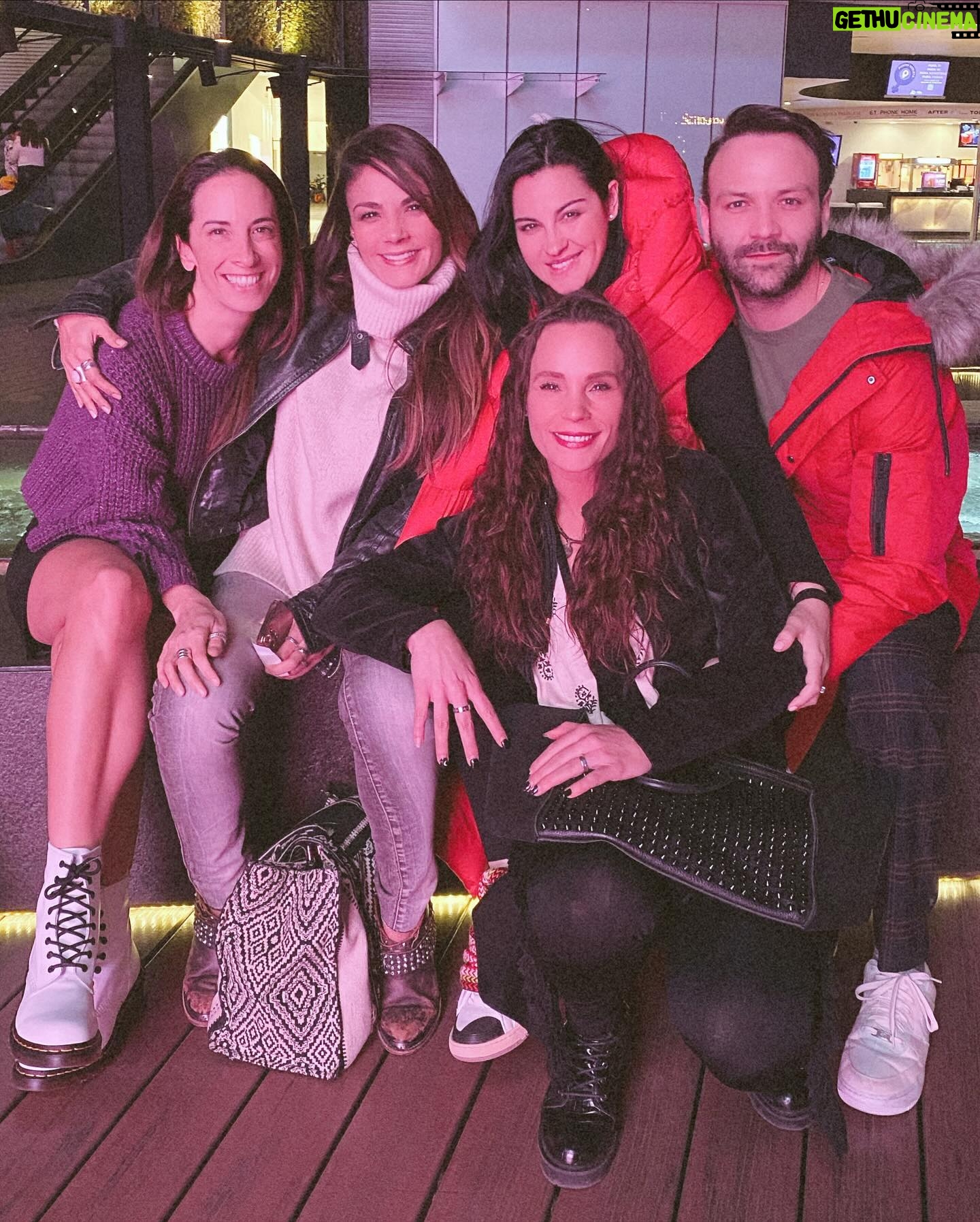 Jessica Coch Instagram - 20 fotos de lo que fue este año. Aquí las primeras 10, arrancó con una noticia padrísima, pláticas increíbles, muchos encuentros, cumples y un concierto increíble, de los muchos que llegaron . ✨🎄🎆❤️🥰