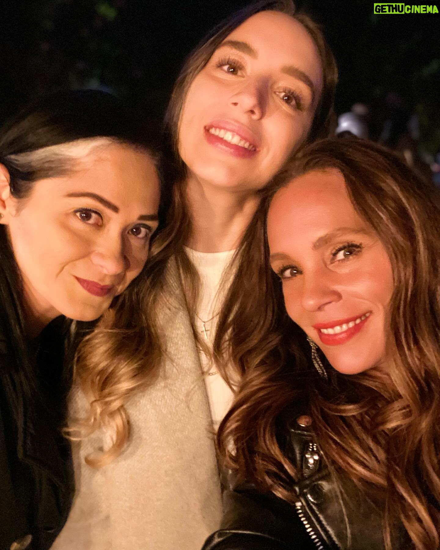 Jessica Coch Instagram - 20 fotos de lo que fue este año. Aquí las primeras 10, arrancó con una noticia padrísima, pláticas increíbles, muchos encuentros, cumples y un concierto increíble, de los muchos que llegaron . ✨🎄🎆❤️🥰