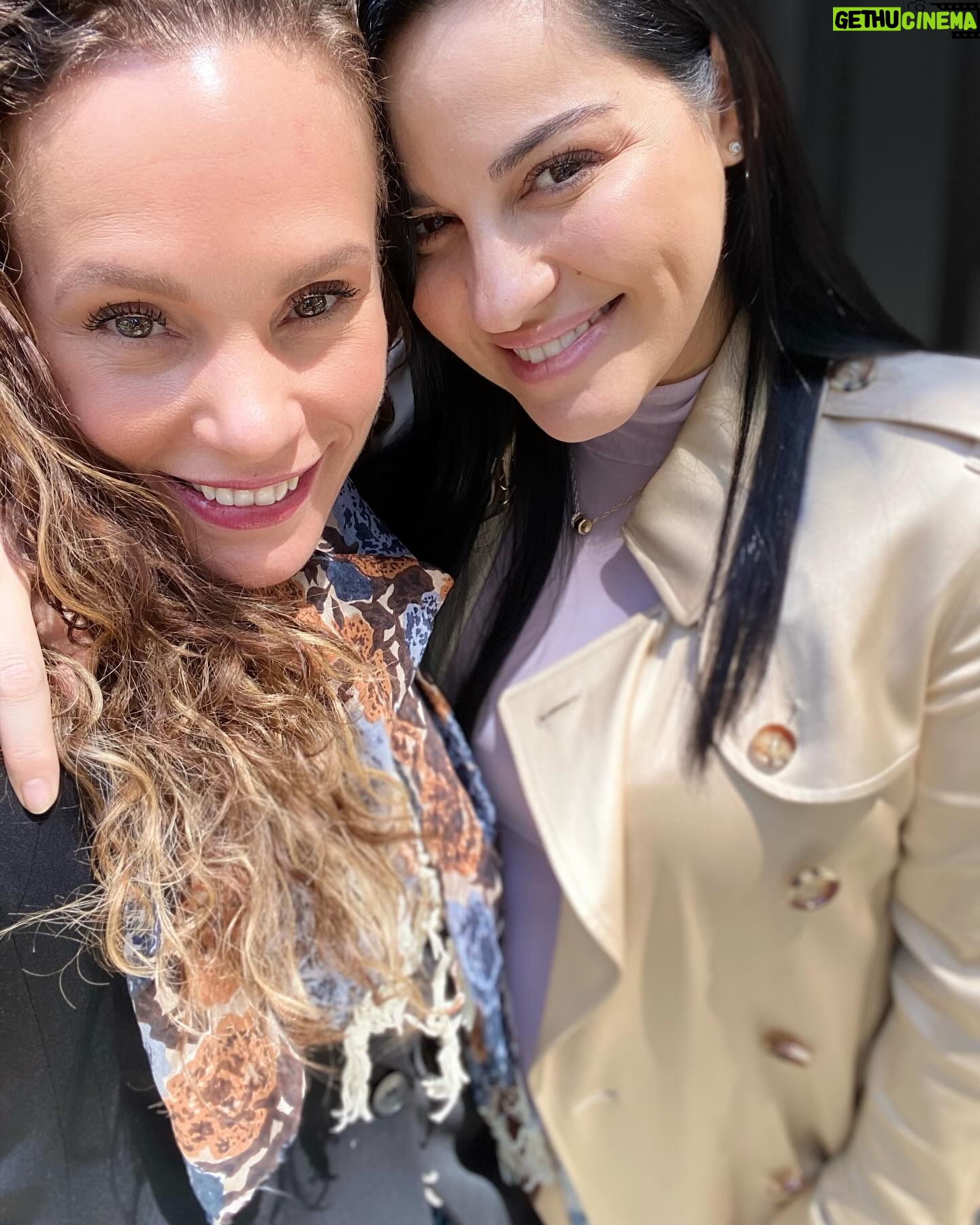 Jessica Coch Instagram - 20 fotos de lo que fue este año. Aquí las primeras 10, arrancó con una noticia padrísima, pláticas increíbles, muchos encuentros, cumples y un concierto increíble, de los muchos que llegaron . ✨🎄🎆❤️🥰