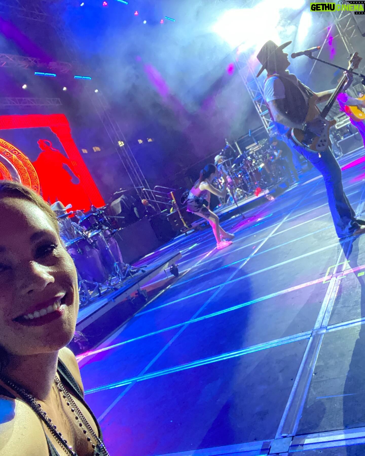 Jessica Coch Instagram - 20 fotos de lo que fue este año. Aquí las primeras 10, arrancó con una noticia padrísima, pláticas increíbles, muchos encuentros, cumples y un concierto increíble, de los muchos que llegaron . ✨🎄🎆❤️🥰