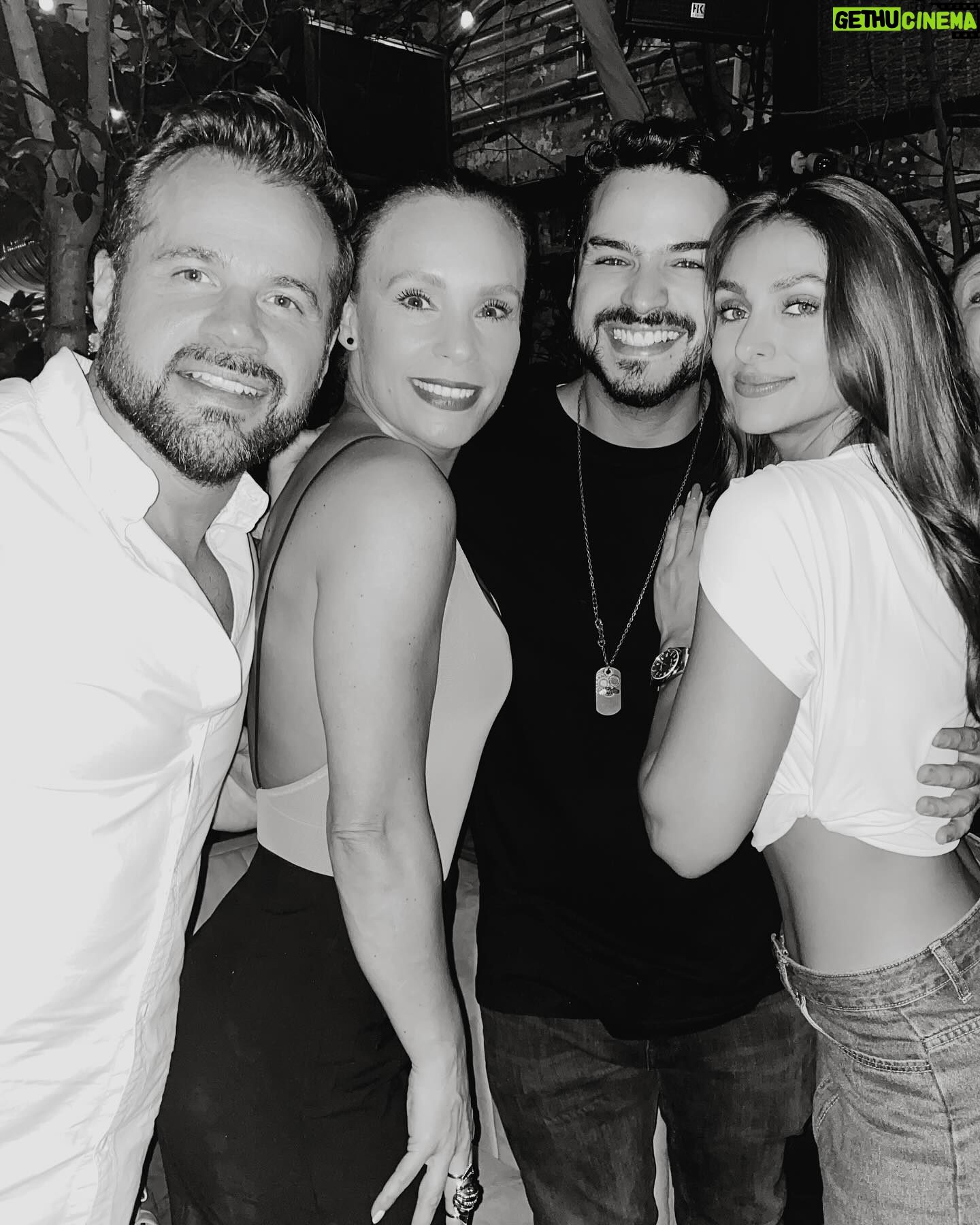 Jessica Coch Instagram - 20 fotos de lo que fue este año. Aquí las primeras 10, arrancó con una noticia padrísima, pláticas increíbles, muchos encuentros, cumples y un concierto increíble, de los muchos que llegaron . ✨🎄🎆❤️🥰