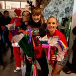 Jessica Coch Instagram - Posada de @elmaleficioof 🎄🤩❤️ Fotitos que no subí 🙃 Nunca entendí por que brincaba así para pegarle@a la piñata … 🪅 🙊😅🤣 Foto 5 @marlenefavela @sofia_96castro y sho listas para correr por los dulces 🙊😮‍💨🪅💅🏻 @juliovallado a mí, si me taparon los ojos, no se valió! 🥲🤣😜