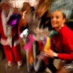 Jessica Coch Instagram - Posada de @elmaleficioof 🎄🤩❤️ Fotitos que no subí 🙃 Nunca entendí por que brincaba así para pegarle@a la piñata … 🪅 🙊😅🤣 Foto 5 @marlenefavela @sofia_96castro y sho listas para correr por los dulces 🙊😮‍💨🪅💅🏻 @juliovallado a mí, si me taparon los ojos, no se valió! 🥲🤣😜