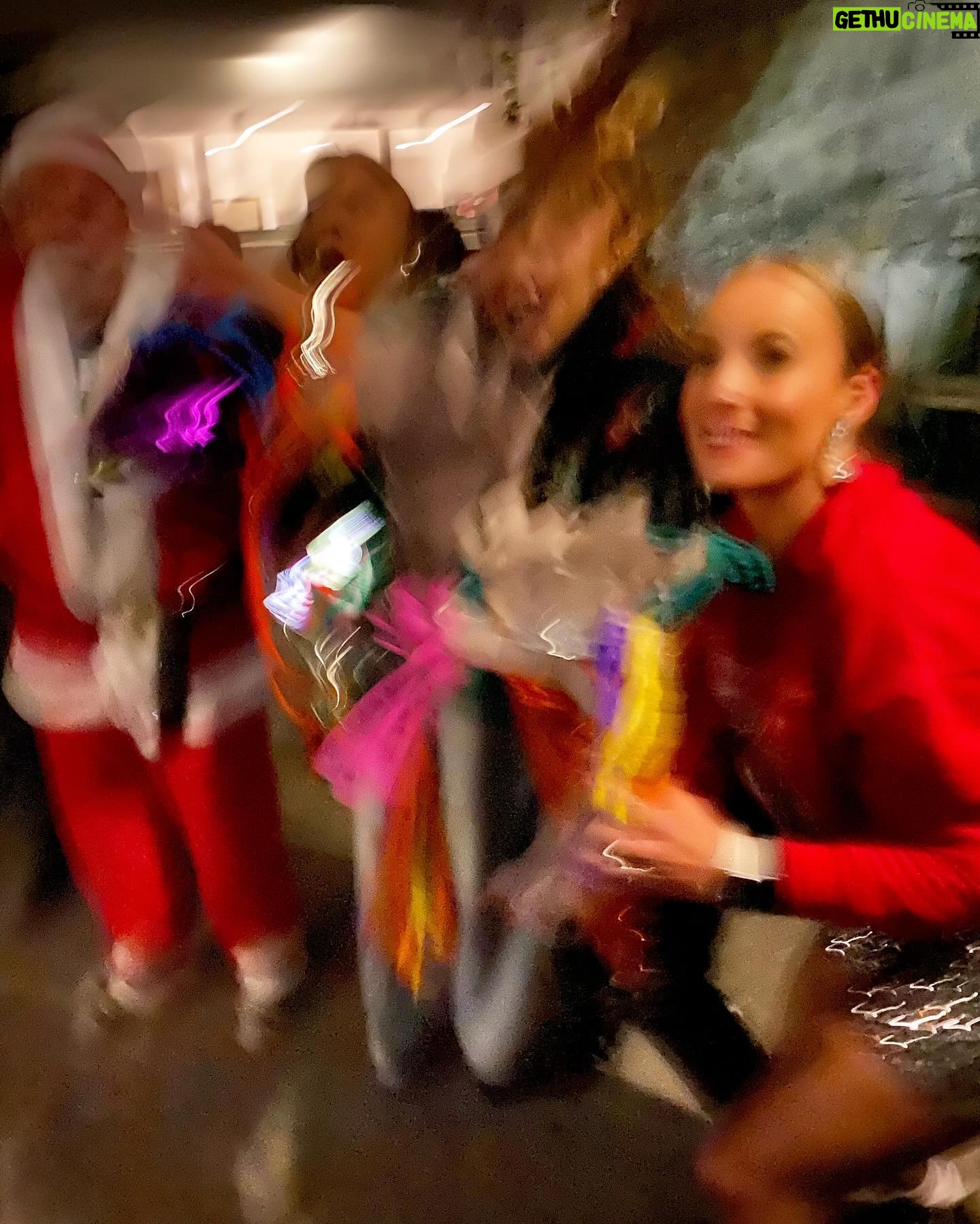 Jessica Coch Instagram - Posada de @elmaleficioof 🎄🤩❤️ Fotitos que no subí 🙃 Nunca entendí por que brincaba así para pegarle@a la piñata … 🪅 🙊😅🤣 Foto 5 @marlenefavela @sofia_96castro y sho listas para correr por los dulces 🙊😮💨🪅💅🏻 @juliovallado a mí, si me taparon los ojos, no se valió! 🥲🤣😜