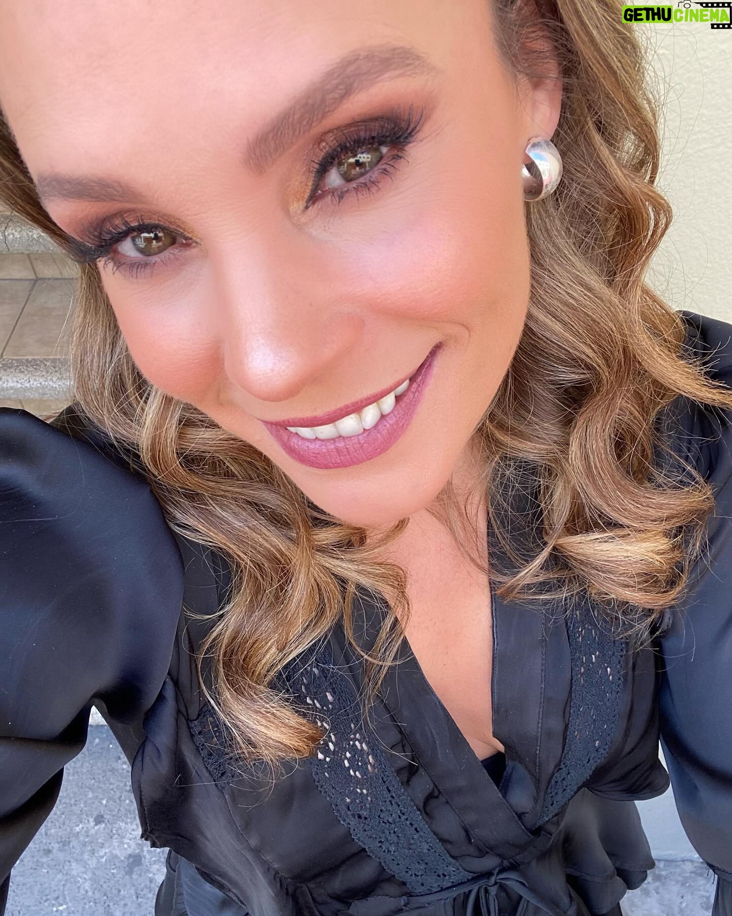 Jessica Coch Instagram - De promo en @cuentameloyaof 🙂🐍💕💅🏻😮💨 No se pierdan el “GRAN FINAL DEL MALEFICIO” este Domingo 9:00pm @elmaleficioof Encuentros lindos. 🤩 Gracias @odalysrp por la buena vibra siempre. 🫶 Y que veo a mi @pp_ayala lo que te adoro yo. ❤️ Pd en la modelada y acomodación 😅🤣