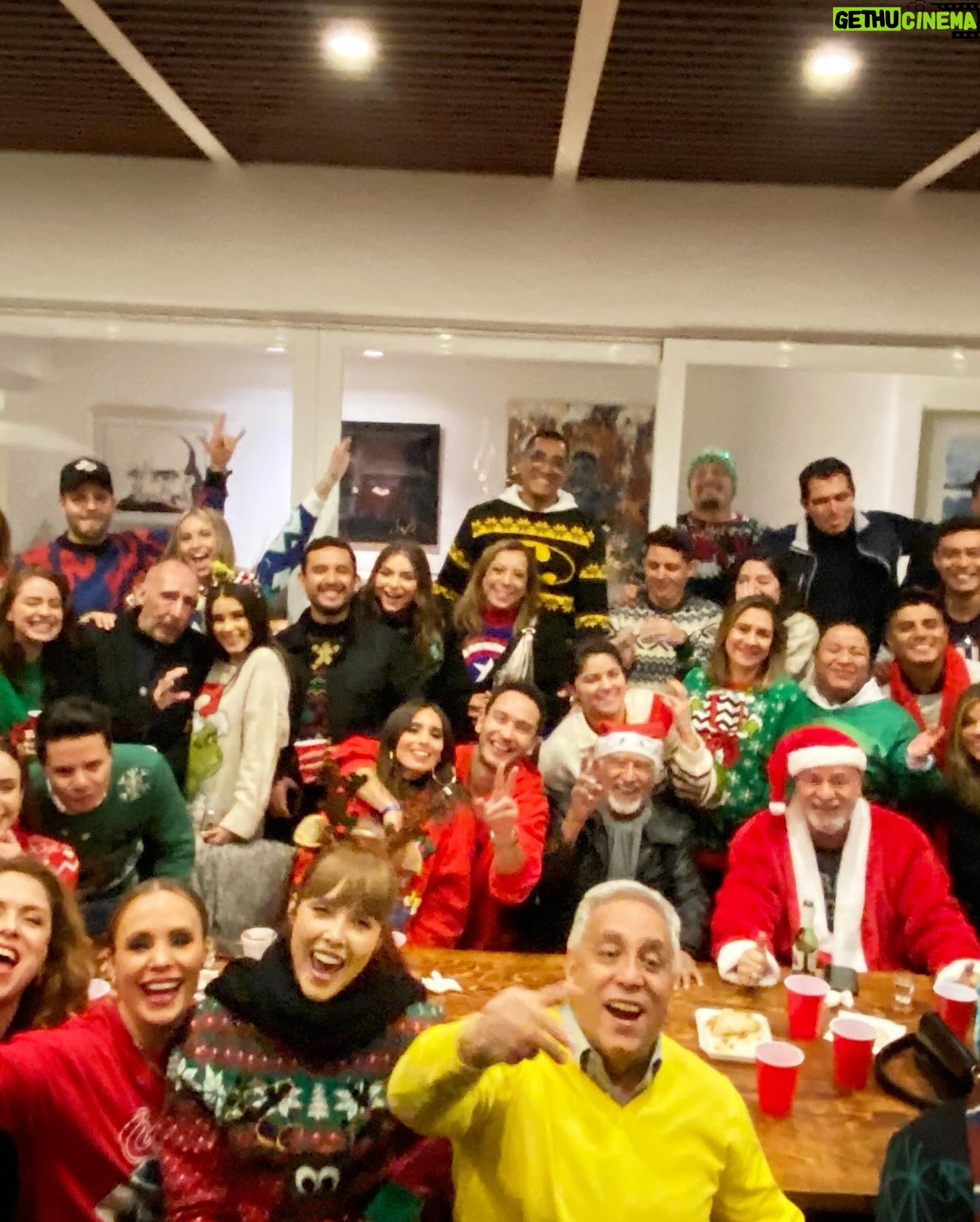 Jessica Coch Instagram - Posada de @elmaleficioof 🎄🤩❤️ Fotitos que no subí 🙃 Nunca entendí por que brincaba así para pegarle@a la piñata … 🪅 🙊😅🤣 Foto 5 @marlenefavela @sofia_96castro y sho listas para correr por los dulces 🙊😮💨🪅💅🏻 @juliovallado a mí, si me taparon los ojos, no se valió! 🥲🤣😜