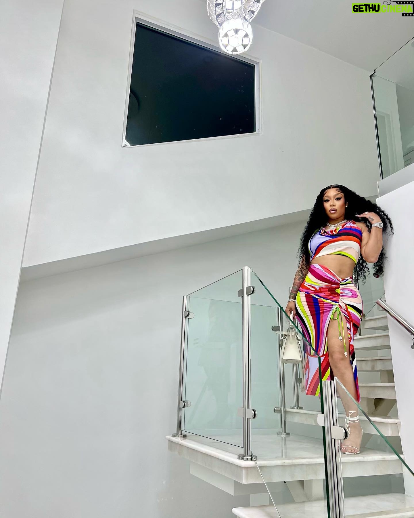 Jessica Dime Instagram - I don’t tell them how I’m coming .. I just show up .. My new show “The Mint” World premiere August 27th on @nowthats_tv #themint #nowthatstv