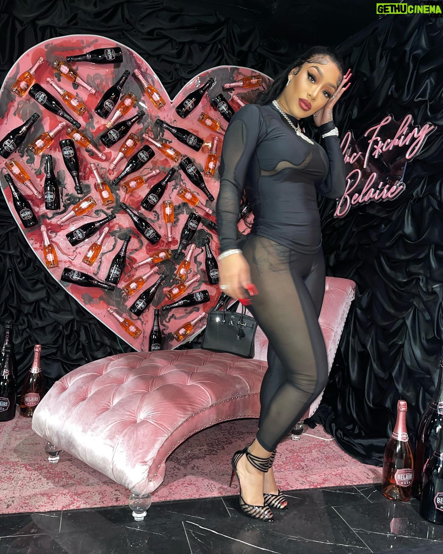 Jessica Dime Instagram - Ain worried bout NO bih.. just stackin these hundids .. 🪙#themint @filthywealthclothing