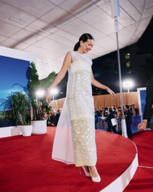 Jessica Henwick Instagram - I cannot wait for you all to see @knivesout. Thank you @toryburch for the perfect glass dress! 

📷 @emiliomadrid 🙏