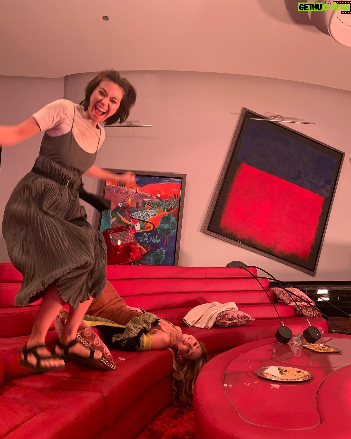 Jessica Henwick - 3 Likes - Sweatpants, chaos and hard kombucha.
@knivesout on @netflixfilm now.