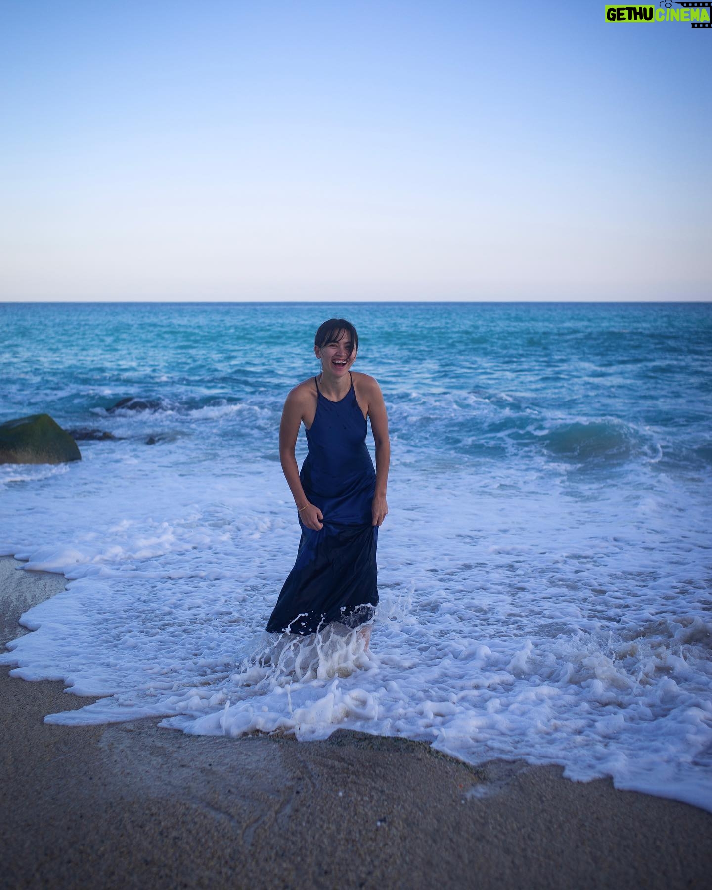Jessica Henwick Instagram - thinking deep, meaningful thoughts and oh shit the tides coming in