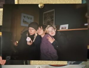 Jessica Henwick Instagram - @theroyalhotelmovie 🫡🍺