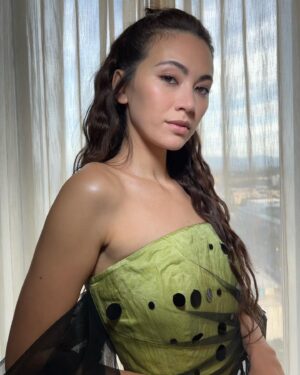 Jessica Henwick Instagram - @goldhouseco.  Thank you @marcmena and @pircillapae for getting me ready and @thisisge for the photos! ❤️

👗 @huishanzhang 
💍 @runaconcept 
👠 @schutz 
👓 @lookopticusa
