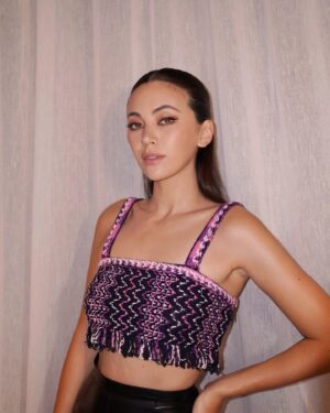 Jessica Henwick Instagram - สวัสดีค่ะ 🇹🇭 

💄 @jibbierubie 
💇🏻‍♀️ @torrmonster 
👗 @chanelofficial and @maisonalaia by @jasonbolden