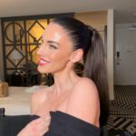 Jessica Lowndes Instagram - Sometimes you have to unleash your inner power pony! 💫 Obsessed with “The Ponytail” from @bellamihair X @andrewfitzsimons 🤩 Get 10% off sitewide at bellamihair.com using code ‘JESSICAL’ Hair & Makeup: @ianmaxion 💄💋 Dress, purse & earrings: @evernew_official ❤️ Nails: @zrinka_vuksan_bolancha