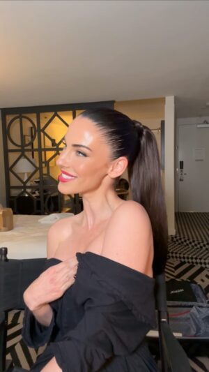 Jessica Lowndes Instagram - Sometimes you have to unleash your inner power pony! 💫 Obsessed with “The Ponytail” from @bellamihair X @andrewfitzsimons 🤩 Get 10% off sitewide at bellamihair.com using code ‘JESSICAL’

Hair & Makeup: @ianmaxion 💄💋
Dress, purse & earrings: @evernew_official ❤️
Nails: @zrinka_vuksan_bolancha