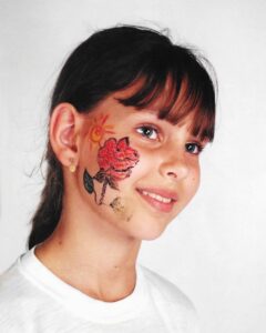 Jessica May Instagram - Çocuk olmak çok güzeldir 🌹 Bayramınız kutlu olsun 🍭 #23nisan
