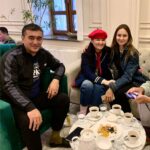 Jessica May Instagram – Güzel şeyler çabuk biter derler.. ❤️
Ulug’ Amir va Donna Mariyanın çekimlerini tamamladık. Dünyanın her köşesinden insanlarla beraber çalışmak büyük bir şans oldu benim için ve bu özel projede hem çalıştık hem de arkadaş edindik 🌎 Öncelikle bana inandığınız ve güvendiğiniz için @volkanongi @kanguruyapim, @onur_elaldi_1, @shavkatrizaev, @ozbek_kino ve çok değerli @yolqin2ychiev hocama minnettarım.😇 Hepinizin kalbimde özel bir yeri oldu. 🤍
Ayrıca aksiyon yönetmenimiz @_altynbek_sh, horse masterimiz @ihlas_mustafa, stunt oyuncu arkadaşlarıma, @nomadstunts ,⚔️🐎 bütün oyunculara ve ekip arkadaşlarıma; yani projede yer alan herkese çok çok teşekkür ediyorum. 🙏 Elinize, emeğinize, yüreğinize sağlık, iyi ki varsınız 🙏🫶
They say good things end quickly.. ❤️
We have completed the shooting of Ulug’ Amir and Donna Mariya. It was a great chance for me to work with people from all corners of the world, and we both worked, and made friends in this special project 🌎 First of all, I am grateful to @volkanongi @kanguruyapim, @onur_elaldi_1, @shavkatrizaev, @ozbek_kino and my very valuable director @yolqin2ychiev for believing and trusting me. 😇 You all have a special place in my heart. 🤍
Also, thank you to our action director @_altynbek_sh, our horse master @ihlas_mustafa, my stunt actor friends, @nomadstunts , ⚔️🐎 all the actors and teammates; So, I would like to thank everyone who took part in the project. 🙏 Thank you for your work, effort and heart, I’m so glad to have met you guys 🙏🫶