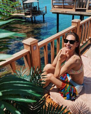 Jessica May Instagram - “İki bahar arasında tutulmuş bir dilektir yaz”.. ☀️🍍🏝️