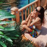 Jessica May Instagram - “İki bahar arasında tutulmuş bir dilektir yaz”.. ☀️🍍🏝️