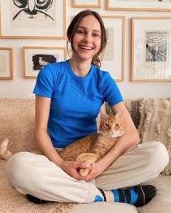 Jessica May Instagram - Mayıs geldi, evde bir bahar havası ☀️🐈 Bu arada bütün emektar işçilerimizin işçi bayramını kutluyoruz. 🌹 #1mayıs #işçibayramı #ilkbahar