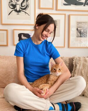 Jessica May Instagram - Mayıs geldi, evde bir bahar havası ☀️🐈

Bu arada bütün emektar işçilerimizin işçi bayramını kutluyoruz. 🌹

#1mayıs #işçibayramı #ilkbahar