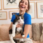 Jessica May Instagram - Mayıs geldi, evde bir bahar havası ☀️🐈 Bu arada bütün emektar işçilerimizin işçi bayramını kutluyoruz. 🌹 #1mayıs #işçibayramı #ilkbahar