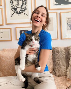 Jessica May Instagram - Mayıs geldi, evde bir bahar havası ☀️🐈

Bu arada bütün emektar işçilerimizin işçi bayramını kutluyoruz. 🌹

#1mayıs #işçibayramı #ilkbahar