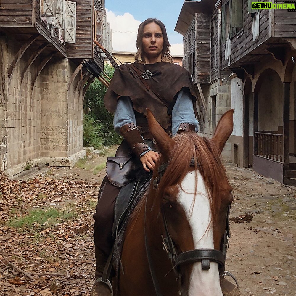 Jessica May Instagram - Güzel şeyler çabuk biter derler.. ❤️ Ulug’ Amir va Donna Mariyanın çekimlerini tamamladık. Dünyanın her köşesinden insanlarla beraber çalışmak büyük bir şans oldu benim için ve bu özel projede hem çalıştık hem de arkadaş edindik 🌎 Öncelikle bana inandığınız ve güvendiğiniz için @volkanongi @kanguruyapim, @onur_elaldi_1, @shavkatrizaev, @ozbek_kino ve çok değerli @yolqin2ychiev hocama minnettarım.😇 Hepinizin kalbimde özel bir yeri oldu. 🤍 Ayrıca aksiyon yönetmenimiz @_altynbek_sh, horse masterimiz @ihlas_mustafa, stunt oyuncu arkadaşlarıma, @nomadstunts ,⚔️🐎 bütün oyunculara ve ekip arkadaşlarıma; yani projede yer alan herkese çok çok teşekkür ediyorum. 🙏 Elinize, emeğinize, yüreğinize sağlık, iyi ki varsınız 🙏🫶 They say good things end quickly.. ❤️ We have completed the shooting of Ulug' Amir and Donna Mariya. It was a great chance for me to work with people from all corners of the world, and we both worked, and made friends in this special project 🌎 First of all, I am grateful to @volkanongi @kanguruyapim, @onur_elaldi_1, @shavkatrizaev, @ozbek_kino and my very valuable director @yolqin2ychiev for believing and trusting me. 😇 You all have a special place in my heart. 🤍 Also, thank you to our action director @_altynbek_sh, our horse master @ihlas_mustafa, my stunt actor friends, @nomadstunts , ⚔️🐎 all the actors and teammates; So, I would like to thank everyone who took part in the project. 🙏 Thank you for your work, effort and heart, I'm so glad to have met you guys 🙏🫶