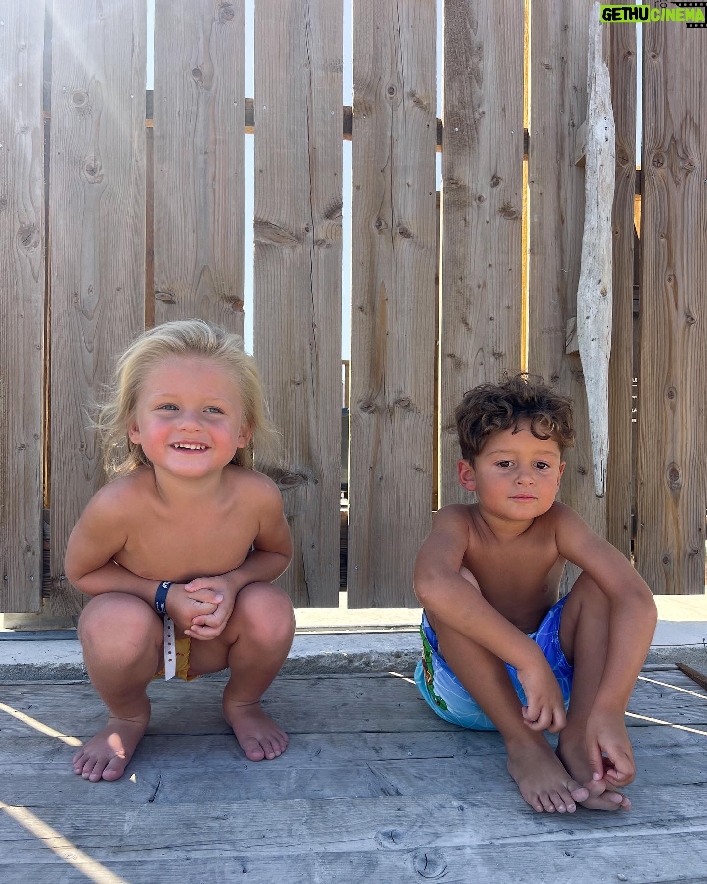 Jesta Hillmann Instagram - Le petit soleil et le pensif rêveur ☀️❣️
