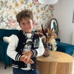 Jesta Hillmann Instagram – On s’y prend en avance, petite sélection de look automnale pour l’école avec Gémo ! 🍁 
D’ailleurs avis aux parents qui veulent éviter de perdre les affaires de leurs enfants à l’école, ils proposent un pack « Prêt à vivre » qui vous offre des étiquettes personnalisées pour l’achat d’un produit enfant de 0 à 16 ans !

Mon code promo JESTA10 est valable jusqu’au 30/08 et je vous met juste ici les références des tenues :
Tenue 1 ⬇️
Tee-shirt à manches longues : 40729570448
Veste sweat boutonnée : 40721510199
Jean : Réf. : 40726100109
Tenue 2 ⬇️
Sweat molleton jaune : réf. 40721500261
Pantalon kaki : réf. : 40728100184
Tenue 3 ⬇️
Pull dinosaure : réf. 40729530068
Pantalon molleton ocre : ref. 40721100142

@gemo_officiel
Collaboration commerciale rémunérée