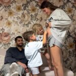 Jesta Hillmann Instagram - Un troisième petit poussin 🐣 C’est une annonce particulière et spontanée que je vous fais aujourd’hui car j’ai actuellement des petites complications de grossesse. Le début de mon second trimestre ne se passe pas comme prévu, j’ai perdu énormément de sang vendredi, j’ai fini aux urgences et j’ai deux hématomes assez importants.. Pour l’instant plus de voiture, transports et repos, repos, repos en espérant que tout se résorbe. Je voulais garder ça pour moi au maximum mais je me rend compte que j’ai besoin d’extérioriser et de positiviter. Ça m’est tombé dessus vendredi d’une seconde à l’autre alors que tout allait bien. Depuis je broie du noir, je ne fais que pleurer.. Je veux y croire et pour cela je dois déjà commencer par arrêter de me cacher ! Pour le moment le bébé va très bien et c’est surtout ce qu’il faut retenir car on l’aime déjà beaucoup trop … 🤍🤍🤍