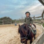 Jesta Hillmann Instagram - C’est avec une immense joie que je vous annonce notre partenariat avec la Féderation Française d’Équitation. Adriann intègre le programme ambassadeur de la FFE qui nous accompagne pendant 6 mois pour lui permettre de découvrir la pratique. L’équitation va lui permettre de développer sa motricité, son équilibre et sa coordination. Elle peut également canaliser les enfants les plus énergiques et désinhibe les plus timides. Je suis vraiment ravie d’avoir pu inscrire mon fils à un loisir familial qui peut être pratiqué à tout âge. Et c’est vrai que pour sa première expérience sportive, la pratique en pleine nature nous a immédiatement séduite. Je suis impatiente de pouvoir vous présenter l’évolution d’Adriann au cours de l’année et de son partage avec son poney. N’hésitez pas à visiter le site officiel de la FFE: www.ffe.com pour trouver un club partenaire tout proche de chez vous et venir découvrir les activités proposées. #tousacheval