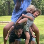 Jesta Hillmann Instagram – « Notre belle famille » qui a la réf de cette série des années 90 ? ☺️