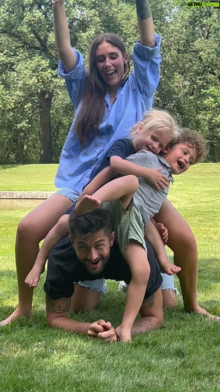 Jesta Hillmann Instagram - « Notre belle famille » qui a la réf de cette série des années 90 ? ☺️