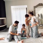 Jesta Hillmann Instagram - Et cette chanson qui me fait encore plus pleurer depuis quelques mois.. 🥹🙏🏼 « Mes fils, ma force, ma raison Mais en attendant, je me ferai lionne ou tigresse En attendant, je serai votre forteresse En attendant pour mettre entre vous et la peine Des murs gravés de « je t’aime » En attendant, je marcherai à côté de vous Et si l’un tombe, l’autre le remettra debout En attendant, en attendant Je laisserai toujours une lumière Allumée là dans le couloir Et un peu du repas d’hier Si vous passiez là par hasard Je ferai semblant de pas m’y attendre J’espérerai de tout mon corps Que vous viendrez pour me surprendre Et dans vos bras me serrer fort Et là, c’est moi qui serai toute petite Soudain les rôles s’inverseront À votre bras, je me sentirai unique Mes fils, ma force, ma raison 🤍 »