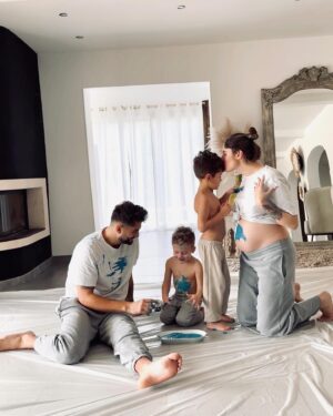 Jesta Hillmann Instagram - Et cette chanson qui me fait encore plus pleurer depuis quelques mois.. 🥹🙏🏼

« Mes fils, ma force, ma raison

Mais en attendant, je me ferai lionne ou tigresse
En attendant, je serai votre forteresse
En attendant pour mettre entre vous et la peine
Des murs gravés de « je t’aime »
En attendant, je marcherai à côté de vous
Et si l’un tombe, l’autre le remettra debout
En attendant, en attendant

Je laisserai toujours une lumière
Allumée là dans le couloir
Et un peu du repas d’hier
Si vous passiez là par hasard
Je ferai semblant de pas m’y attendre
J’espérerai de tout mon corps
Que vous viendrez pour me surprendre
Et dans vos bras me serrer fort
Et là, c’est moi qui serai toute petite
Soudain les rôles s’inverseront
À votre bras, je me sentirai unique

Mes fils, ma force, ma raison 🤍 »