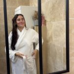 Jesta Hillmann Instagram - Routine apaisante spécial automne. Avec le retour du stress et du froid, de la malbouffe ou même de l’utilisation de produits trop exfoliants, on a tendance à avoir la peau plus fragilisée et plus terne. En ce moment, j’utilise le sérum Cicalfate en première étape de ma routine, pour venir réparer ma peau dès la première utilisation*. En cure réparatrice de 3 semaines, le sérum va venir restaurer votre barrière cutanée et l’apaiser sur le long terme. *Test pharmacologique sur 12 échantillons issus de 2 sujets @avene #CicalfateSerum #EnConfianceAvecAvene #ResetYourSkin Publicité